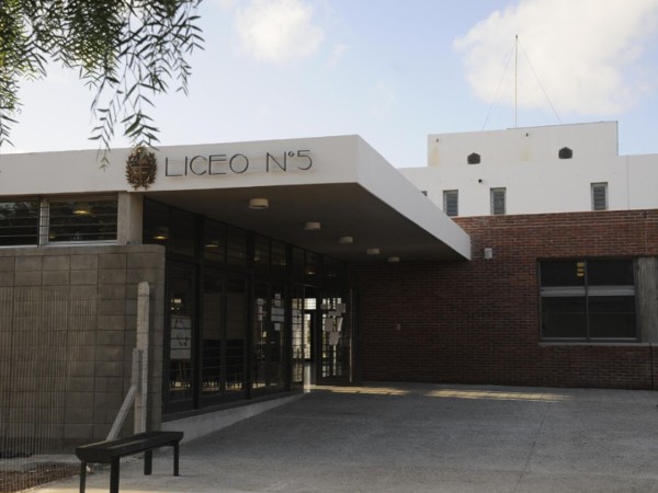 Pelea fuera del Liceo N° 5 dejó a dos jóvenes heridos
