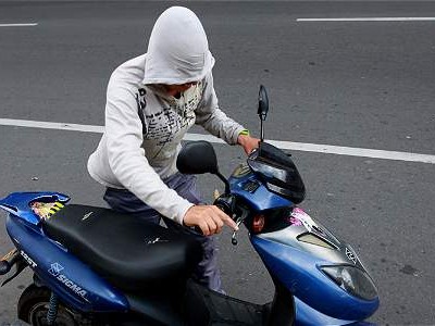 Robó una moto, fue perseguido por la víctima y abandonó el vehículo cuando vio a la Policía