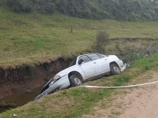 Un auto se estrelló en la cuneta; su conductor se bajó y salió caminando