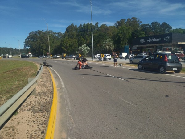 Atropelló a un motociclista y se dio a la fuga