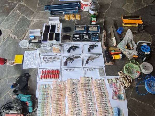 Policía allanó una vivienda en La Capuera, detuvo a dos personas e incautó armas, dinero y droga