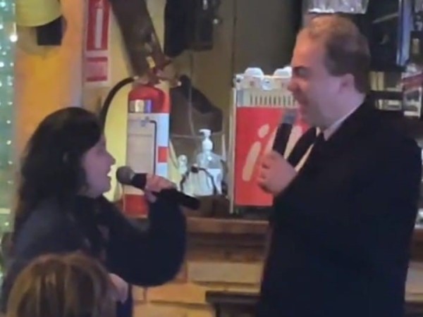 Cristian Castro cantó karaoke en Pizza Sing