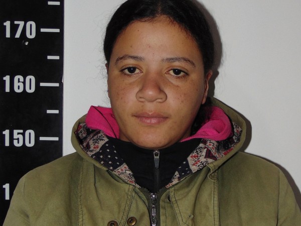 Mujer se llevó auriculares dentro de un casco y terminó presa