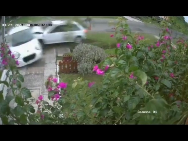 Vehículo que circulaba a gran velocidad chocó contra una vivienda y un auto estacionado; sus ocupantes se dieron a la fuga