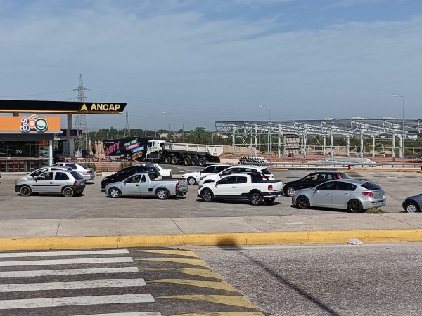 Se registran colas de vehículos para cargar combustible en estaciones de Maldonado