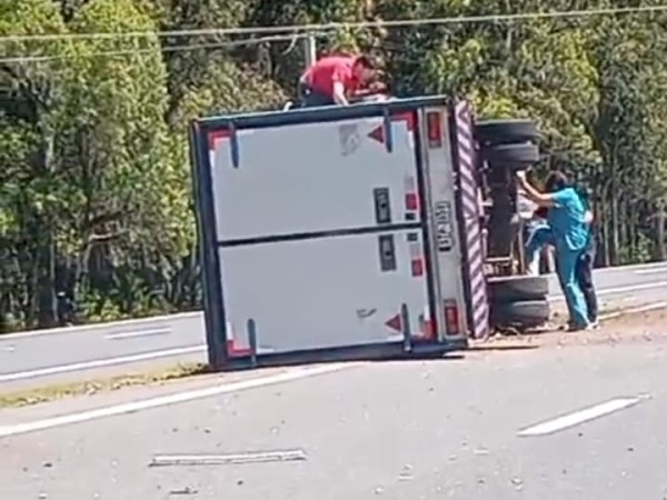 Un camión volcó en la ruta