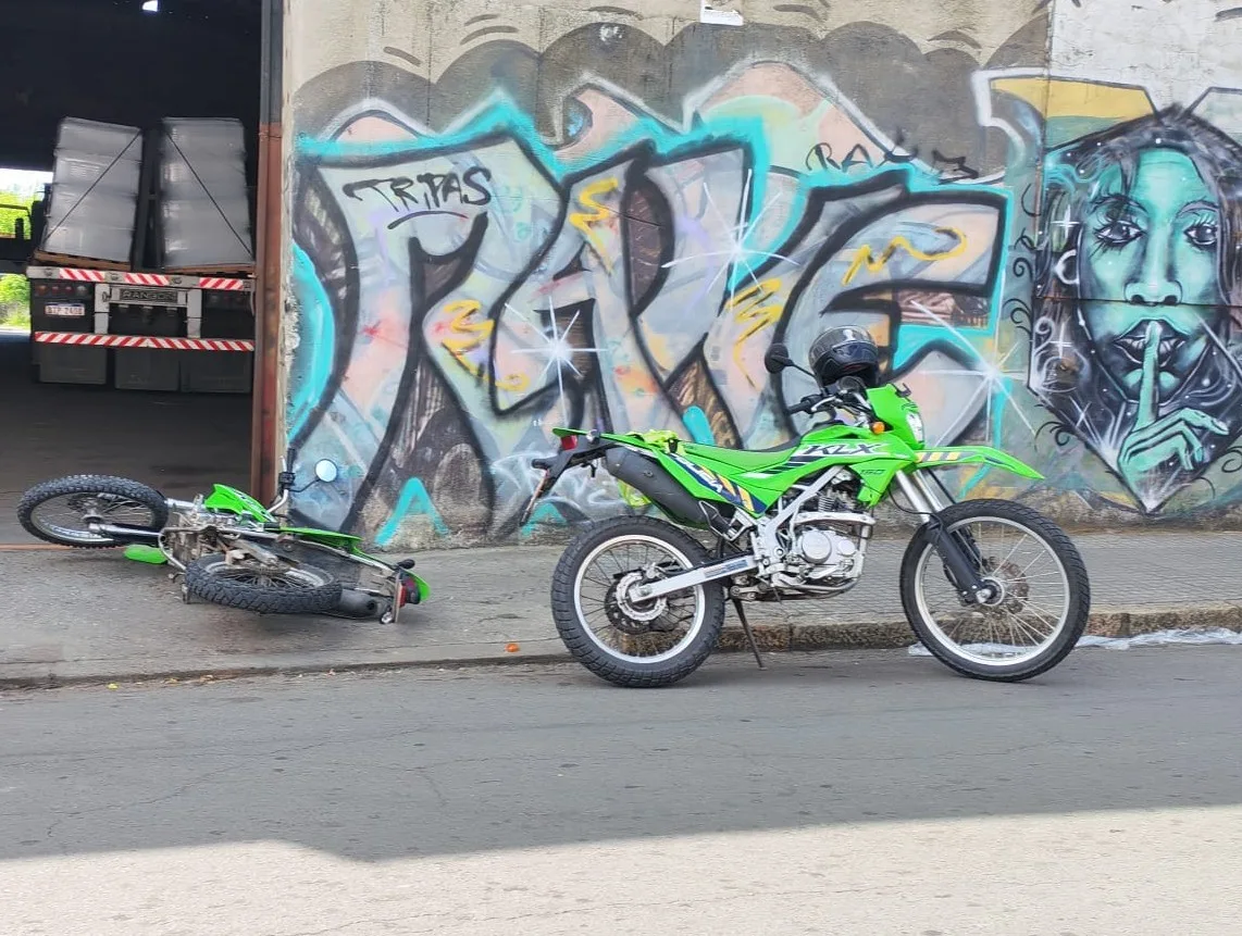 Un policía en moto r...