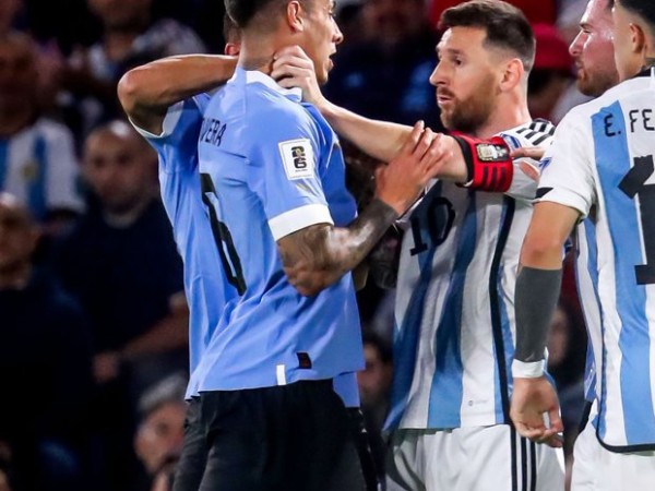 Messi, se queja, pide respeto, pero lo toma del cuello a Olivera,
