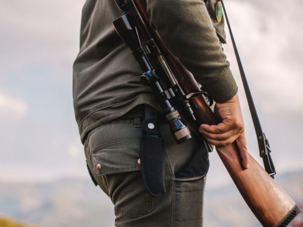 Dos hombres cazaron un jabalí con rifles sin documentación