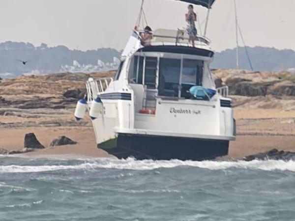 Temporal en Punta del Este: embarcación encalló en Isla Gorriti y evacuaron a los pasajeros