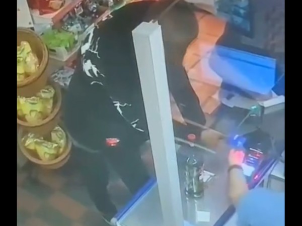 Sorprendió al ladrón usando sus tarjetas y lo retuvo en una estación de servicio hasta la llegada de la Policía