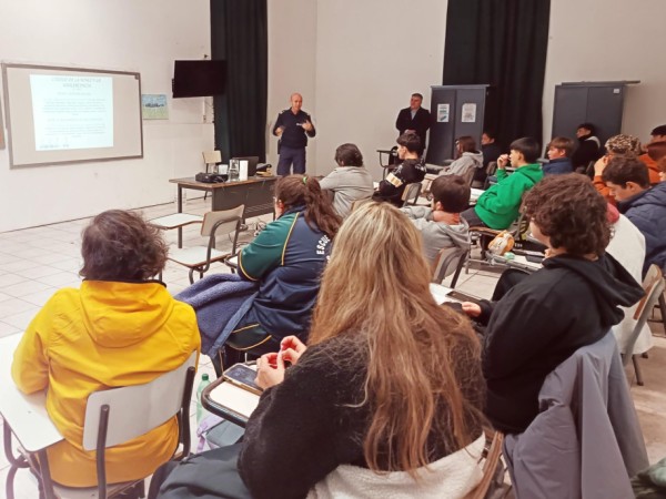 Charlas de prevención sobre riesgos digitales y autocuidado en UTU de Maldonado
