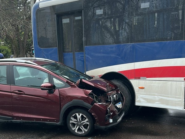 Un ómnibus y una camioneta chocaron en 18 de Julio