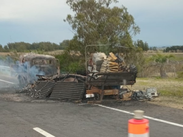 Camión se incendió en Ruta 9 y una persona fue trasladada a un centro médico por inhalación de humo