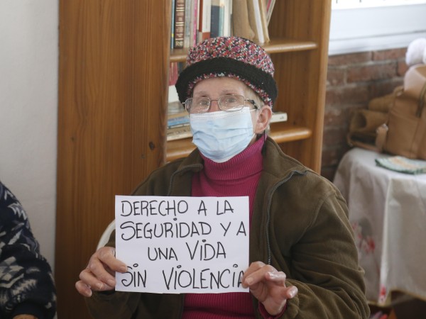 Abuelos del coro “Grandes Carolinos” y estudiantes del liceo Nº 6 conmemoraron los derechos de los adultos mayores