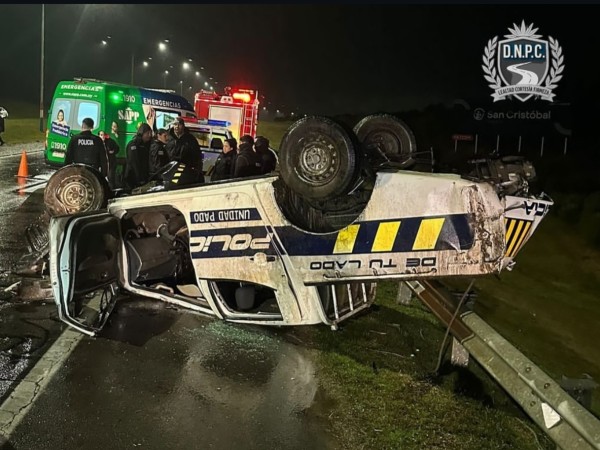 Patrullero volcó en la Interbalnearia y dos policías resultaron heridos
