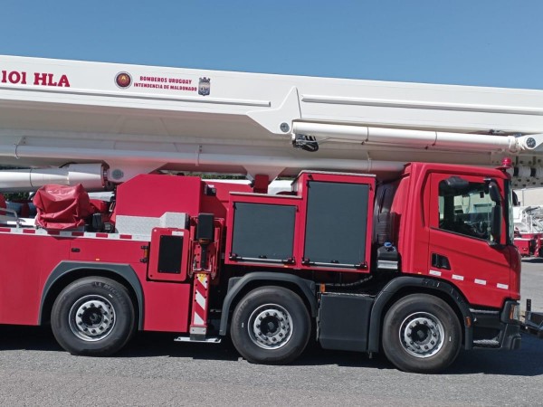 Camión de bomberos de última generación para Maldonado ya está en el Puerto de  Montevideo