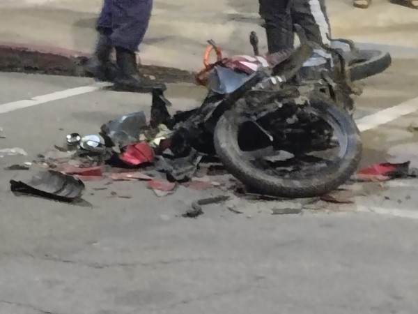 Dos personas están graves por siniestros con motos en calle Gutiérrez Ruiz
