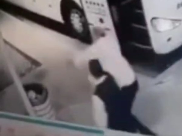VIDEO: violenta pelea entre chófer y guarda de ómnibus interdepartamental dejó a uno hospitalizado y al otro imputado