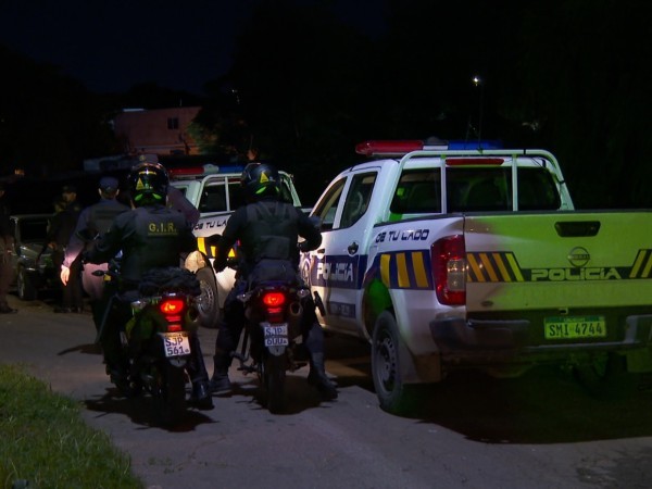 Policía llegó a su casa y fue sorprendido por un sujeto que lo amenazó con su arma de reglamento