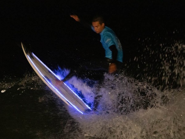 Vuelve el surf nocturno a El Emir con el Toyota Full Moon Festival