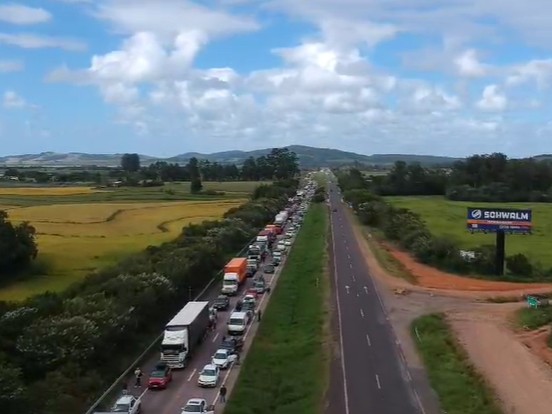 Familias de Maldonado que viajan a Brasil reportan colas kilométricas de vehículos por piquetes