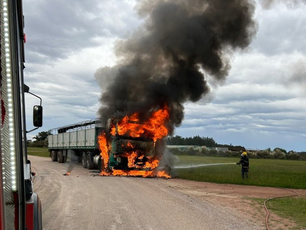 Un camión se incendió mientras transitaba por Camino los Ceibos; su conductor resultó ileso