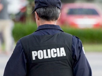 Intentó darse a la fuga tras embestir a una moto y fue detenido por un policía que fue testigo del siniestro