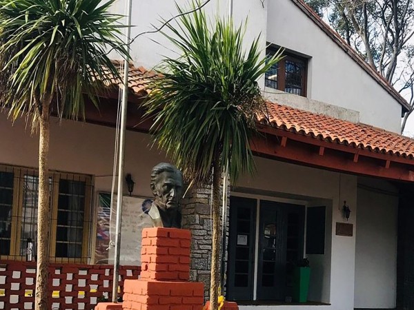 Psicólogos y asistentes sociales trabajan en la escuela a la que asistía Luna Echegoyen