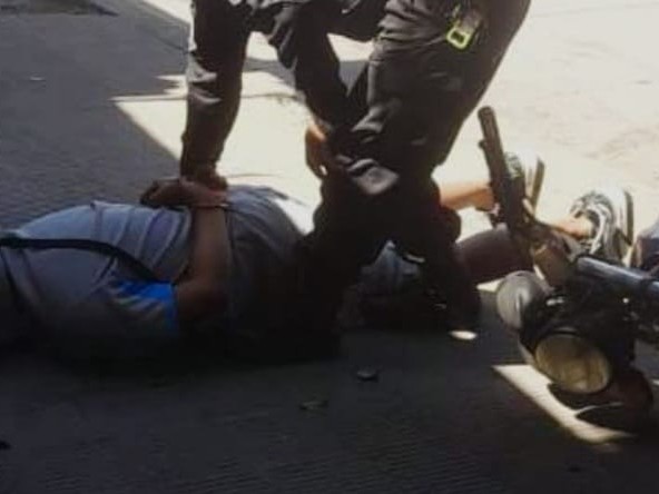 Intentaron huir de la Policía en moto y uno cayó al suelo: terminó detenido por intento de hurto