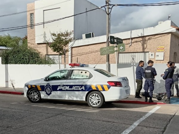 El conductor de un monopatín se dio a la fuga tras impactar contra un auto
