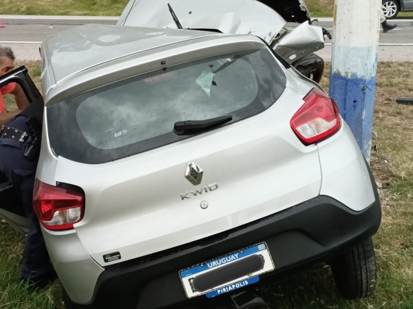 Conductora sufrió graves lesiones tras chocar contra una columna en ruta 93