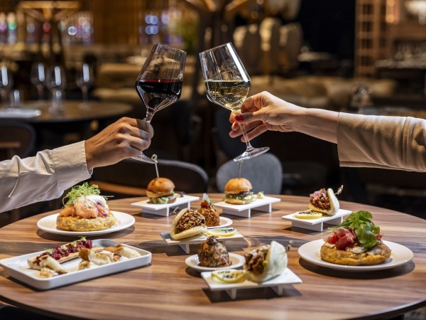 Tapas y vinos protagonizan la propuesta culinaria de Enjoy Punta del Este