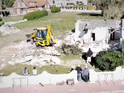 Demolieron una casa en Punta del Este que era usurpada por cuatro personas