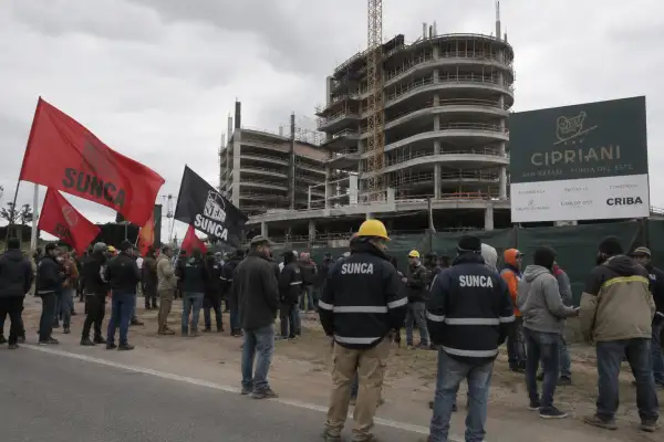 ¿Se va o se queda la...