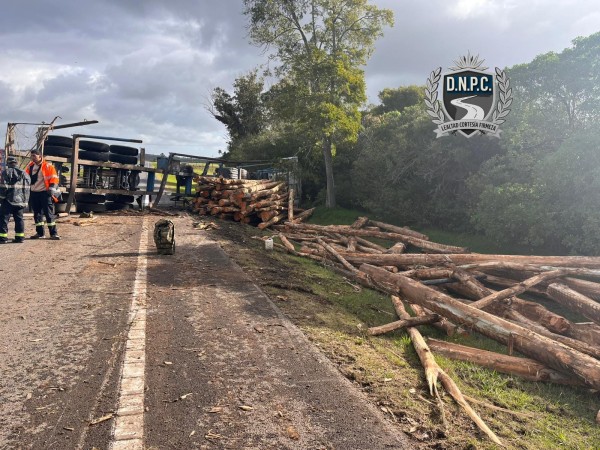 Volcó un camión carg...