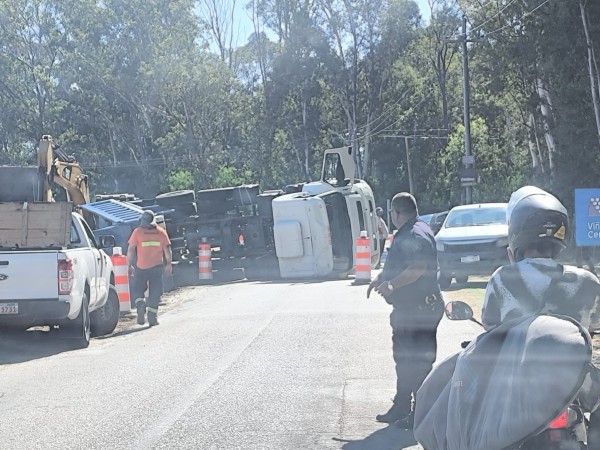 Un hombre resultó politraumatizado luego de que volcara el camión que conducía