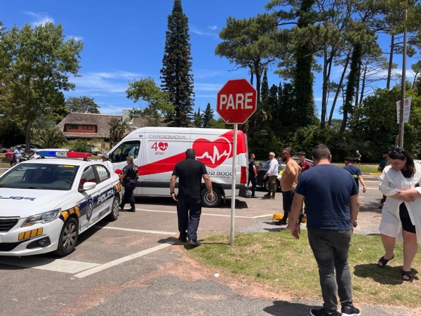 Camión enganchó un árbol y embistió a la conductora de una moto; cayó al lado de la motociclista