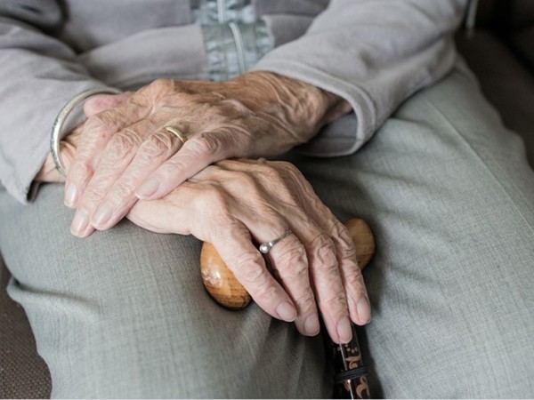 Más de la mitad de los casos de maltrato a adultos mayores fueron cometidos por sus propios hijos en 2024