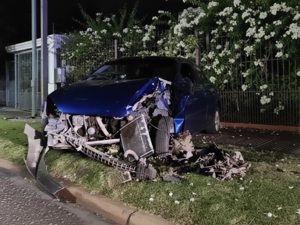 Auto chocó contra un...