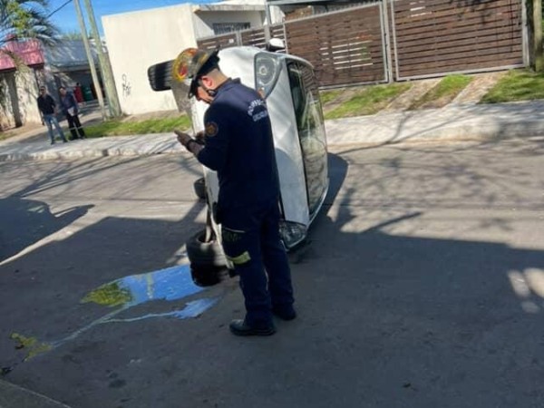 Conductora perdió el dominio del auto, chocó un vehículo estacionado y volcó
