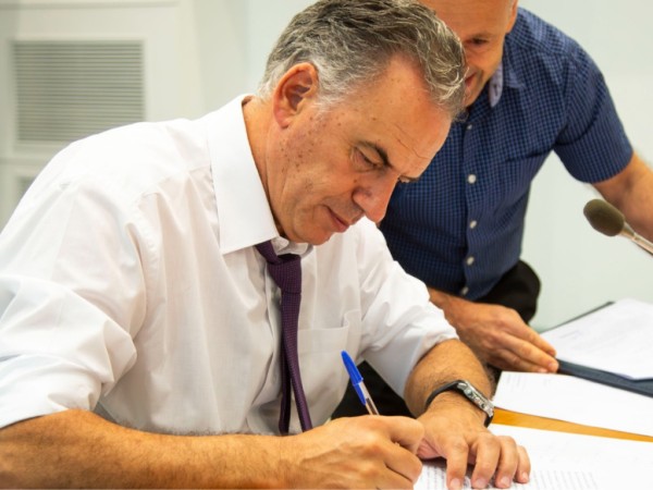 El gobierno rescindi...