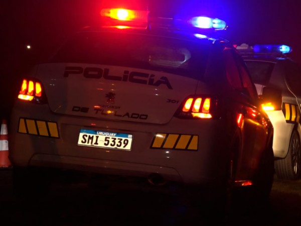 Un hombre se debate...