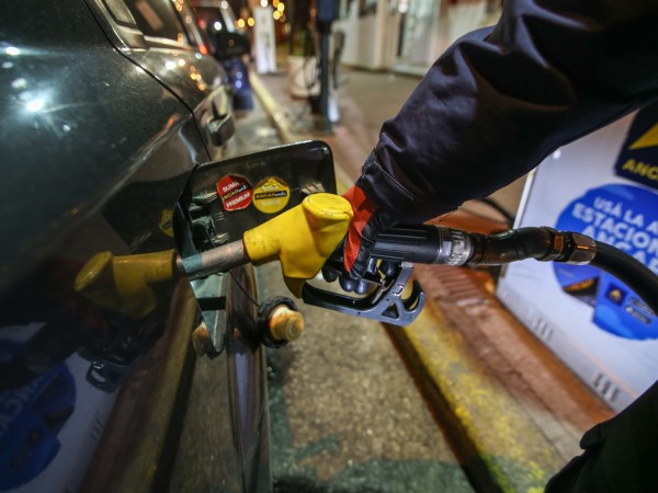 Vuelven a aparecer “colas” para cargar combustible luego de la demanda de ayer en estaciones de Maldonado