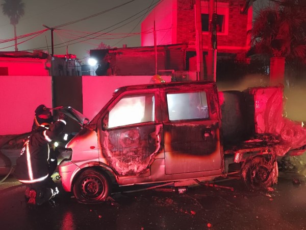 Camioneta abandonada se prendió fuego; el supuesto dueño apareció  pero sin la documentación del vehículo