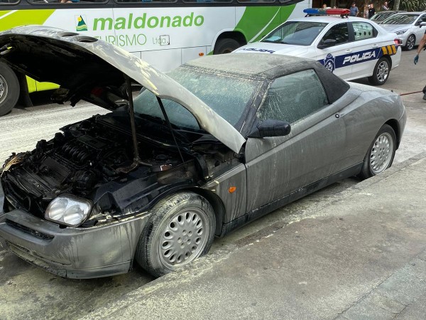 Bomberos sofocó incendio en un automóvil Alfa Romeo en Punta del Este