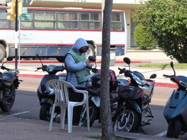 Cuidacoches frustró robo en un auto