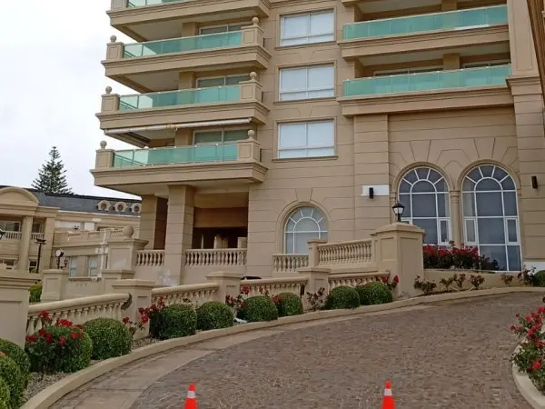 Un hombre se lanzó a...