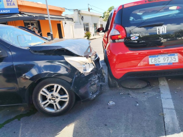 Dos automóviles choc...