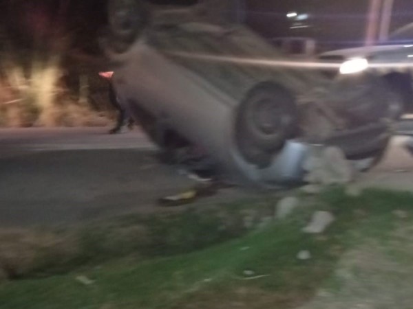 Un auto volcó en bal...